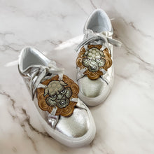 Load image into Gallery viewer, Fu Dogs Eyelet